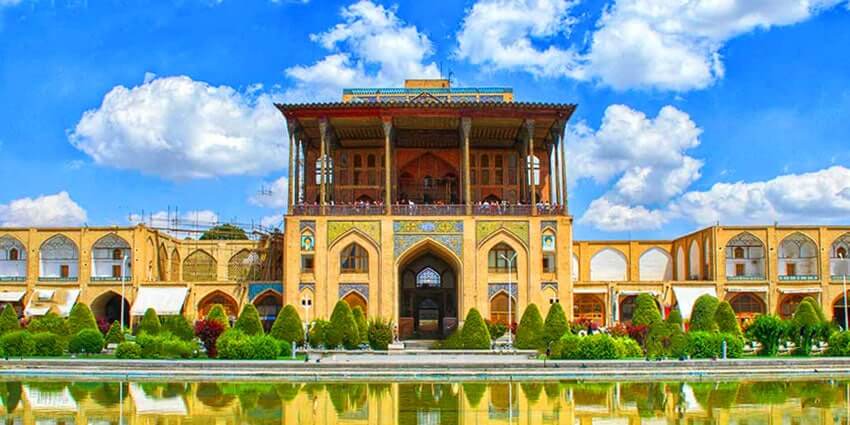 کاخ عالی قاپو یکی دیگر از جاذبه های گردشگری اصفهان است