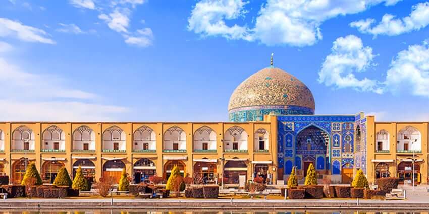 مسجد شیخ لطف اله یک جادبه دیدنی و تفریحی اصفهان به شمار می آید